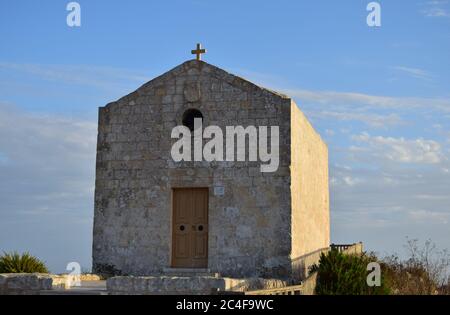 DINGLI, MALTA - 11. Sep 2014: St. Maria Magdalena Kapelle, eine kleine isolierte Kirche am Rande der Dingli Klippen in Malta, historisches Gebäude aus Kalkstein, Stockfoto