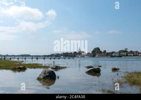 Hochflut Bosham in West Sussex über Chichester Hafen an einem Sommertag. Niedriger Winkel Blick auf das Dorf mit Überflutung im Vordergrund. Stockfoto