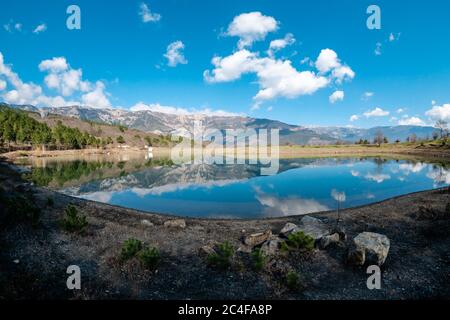 Kristallklarer See in den Bergen. Schöne Naturlandschaft in den Krimbergen. Blick auf den See Mogabi. Stockfoto