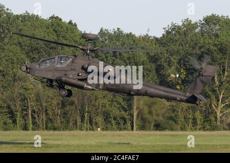 AAC Apache Angriff Hubschrauber Landung auf Wattisham Flugplatz in Suffolk. Stockfoto