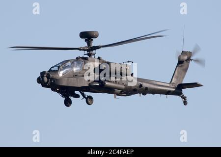 AAC Apache Angriff Hubschrauber Landung auf Wattisham Flugplatz in Suffolk. Stockfoto