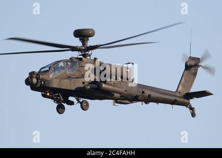 AAC Apache Angriff Hubschrauber Landung auf Wattisham Flugplatz in Suffolk. Stockfoto