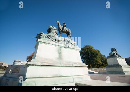 Washington DC USA - Oktober 27 2014; Ulysses S Grant Memorial von Henry Merwin Shrady hoch stehend aus der niedrigen Perspektive unter dem Capitol Hill Stockfoto