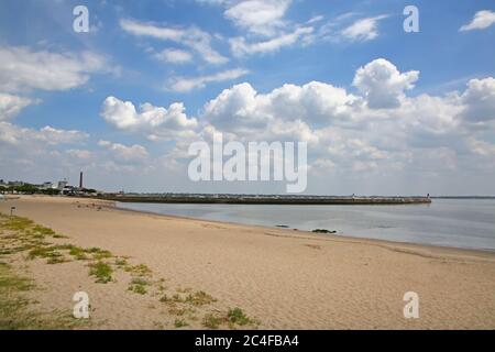 Schöner Strand im Zentrum der Stadt bei Ebbe, Innenstadt, Saint Nazaire, Frankreich. Stockfoto