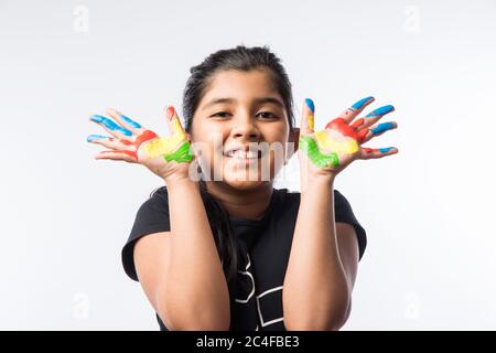 Nettes kleines Mädchen zeigt gemalte Hand oder bunte Palm Stockfoto