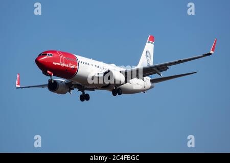 Budapest / Ungarn - 9. März 2020: Ankunft und Landung des norwegischen Flugzeugs Boeing 737-800 SE-RPJ am Flughafen Budapest Stockfoto