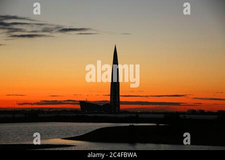 Skyline Silhouette der Stadt bei Sonnenuntergang mit dem Lakhta Center Wolkenkratzer, im nordwestlichen Viertel Lakhta in Sankt Petersburg, Russland. Stockfoto