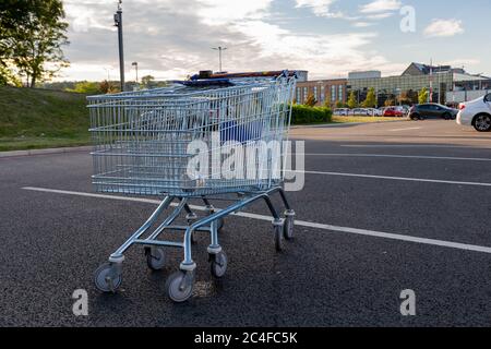 Shopping Trolley oder Warenkorb auf einem Einkaufszentrum Parkplatz UK verlassen Stockfoto