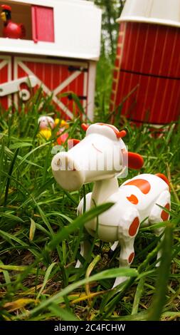 MIDDLETOWN, NY, VEREINIGTE STAATEN - May 09, 2019: Middletown, NY / USA - 05/09/2019: Vintage Fisher-Price kleine Menschen Kuh mit Farm Play Set in the Gras Stockfoto