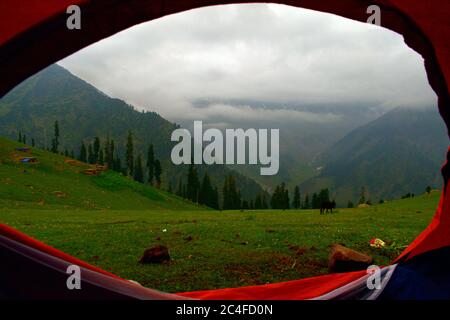 Morgenansicht vom Zeltlager. Wanderer, der am Morgen die Landschaft fotografiert. Stockfoto