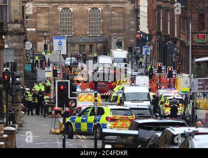 Glasgow, Schottland, Großbritannien. Juni 2020. Die Polizei beginnt mit Ermittlungen zu Knife-Angriffen im Park Inn Hotel im Zentrum von Glasgow, die dazu führten, dass drei Mitglieder der Öffentlichkeit starben und ein Polizist schwere Stichverletzungen erhielt. Bewaffnete Polizei schoss den Täter am Tatort tot, als die umliegenden Straßen abgesperrt wurden. Kredit. Douglas Carr/Alamy Live News Stockfoto