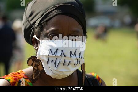 Hunderte versammelten sich am 19. Juni 2020 im Town Field Park im Stadtteil Dorchester von Boston Massachusetts. Stockfoto
