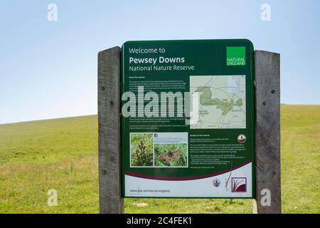 Eine Informationstafel für das Pewsey Downs National Nature Reserve in Wiltshire, England, Großbritannien Stockfoto