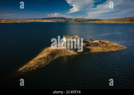 Kleine Insel mit verlassenen alten Haus im Sumpf von Alcantara. Extremadura. Spanien. Stockfoto