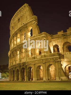 Das Kolosseum (Colosseo) beleuchtet in der Abenddämmerung, IV Templum Pacis, Rom (Roma), Region Latium, Italien Stockfoto