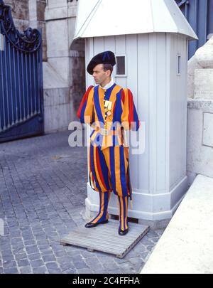 Schweizer Wachposten in traditioneller Uniform außerhalb der Vatikanstadt, des Petersplatzes, Rom (Roma), Latium, Italien Stockfoto