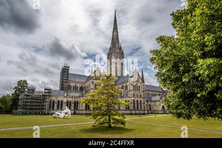 Salisbury Cathedral mit Henry Moore Skulptur vor Salisbury, Wiltshire, Großbritannien am 19. Juni 2020 Stockfoto