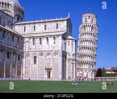 Der Schiefe Turm (Torre pendente di Pisa) und die Kathedrale (Duomo), Piazza dei Miracoli, Pisa, Toskana, Italien Stockfoto