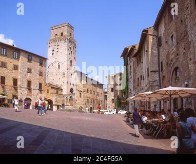 Piazza della Cisterna, San Gimignano, Provinz Siena, Toskana, Italien Stockfoto