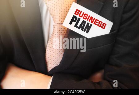 Business Plan Wörter auf einer Karte in der oberen Tasche des Geschäftsmannes. Geschäftsgewinn und Erfolgskonzept Stockfoto