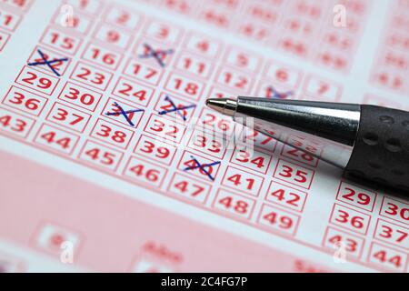 Lotterie-Ticket gefüllt in und Kugelschreiber Stockfoto