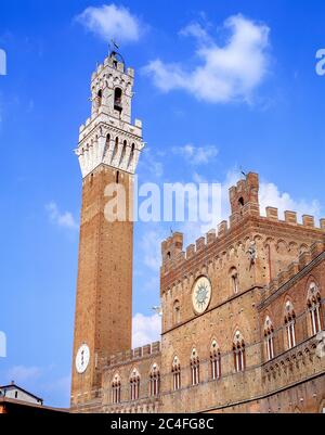 Blick auf den Palazzo Pubblico und Torre del Mangia (Mangia-Turm), Piazza Del Campo (Campo-Platz), Siena (Siena), Toskana, Italien Stockfoto