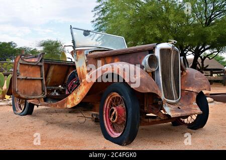 SOLITAIRE, NAMIBIA - 30. JAN 2016: Beschädigter verlassene alte Morris Eight-Wagen an der Tankstelle in Solitaire in der Namib Wüste, Namibia. Beliebte t Stockfoto