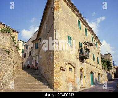 Straßenszene in der Altstadt, Guardistallo, Toskana Region, Italien Stockfoto