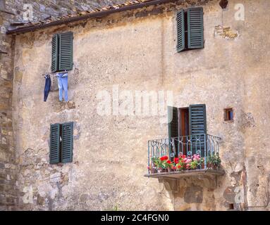 Altes Haus mit Fensterläden, Castellina in Chianti, Provinz Lucca, Toskana Region, Italien Stockfoto