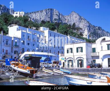 Ausflugsboote in Hafen, Marina Grande, Insel Capri, Region Campagnia, Italien Stockfoto