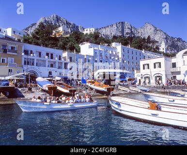 Ausflugsboote in Hafen, Marina Grande, Insel Capri, Region Campagnia, Italien Stockfoto