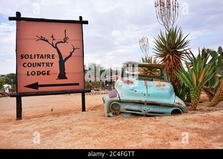 SOLITAIRE, NAMIBIA - 30. JAN 2016: Beschädigte verlassene alte Autos an der Tankstelle von Solitaire in der Namib Wüste, Namibia. Beliebtes Touristenziel Stockfoto