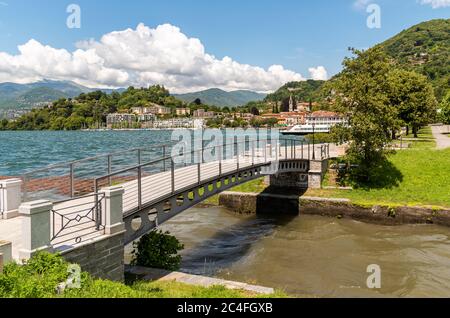 Blick auf Laveno Mombello, ist der Tourismus Hauptstadt des östlichen Ufers des Lago Maggiore in der Provinz von Varese, Italien Stockfoto