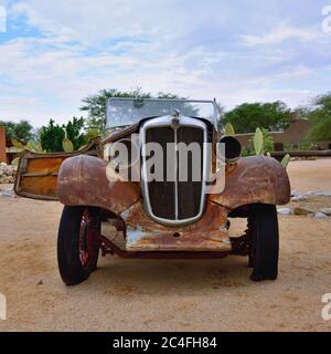 SOLITAIRE, NAMIBIA - 30. JAN 2016: Beschädigter verlassene alte Morris Eight-Wagen an der Tankstelle in Solitaire in der Namib Wüste, Namibia. Beliebte t Stockfoto