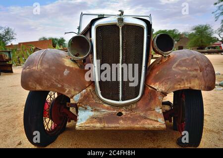 SOLITAIRE, NAMIBIA - 30. JAN 2016: Beschädigter verlassene alte Morris Eight-Wagen an der Tankstelle in Solitaire in der Namib Wüste, Namibia. Beliebte t Stockfoto