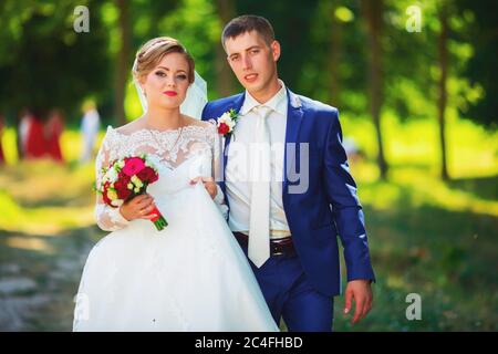 Romantischer Moment. Schöne Braut in einem luxuriösen Brautkleid und stilvolle Braut in einem Smoking Stockfoto