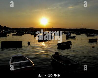 Sonnenuntergang über St. Pauls Bay Malta Stockfoto