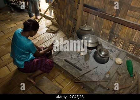 Eine Frau aus der indigenen Gruppe Mamar kocht in ihrem Dorf in Bandarban, einer der Städte der Chittagong Hill Tracts. Chittagong, Bangladesch. D Stockfoto