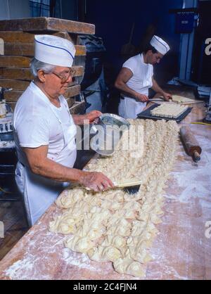 SYRACUSE, NEW YORK, USA, 1986 - Bäcker bei der Arbeit in der Bäckerei. Stockfoto