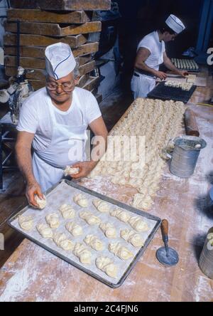 SYRACUSE, NEW YORK, USA, 1986 - Bäcker bei der Arbeit in der Bäckerei. Stockfoto