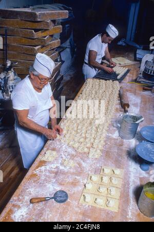 SYRACUSE, NEW YORK, USA, 1986 - Bäcker bei der Arbeit in der Bäckerei. Stockfoto