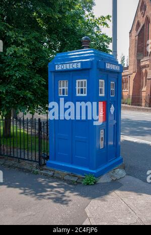 Blue Glasgow Police Box Dr Who Tardis Cathedral Square Gardens Castle Street Glasgow Scotland Vereinigtes Königreich Seiten- und Vorderansicht der ehemaligen Stadt gla Stockfoto