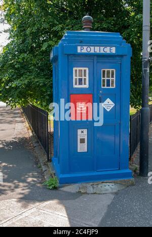 Blue Glasgow Police Box Dr Who Tardis Cathedral Square Gardens Castle Street Glasgow Schottland Großbritannien Vordertür Ansicht der ehemaligen Stadt glasgow Stockfoto