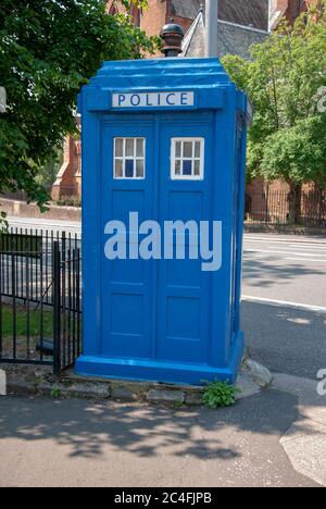 Blue Glasgow Police Box Dr Who Tardis Cathedral Square Gardens Castle Street Glasgow Scotland Vereinigtes Königreich Seitenansicht der ehemaligen Stadt glasgow vinta Stockfoto