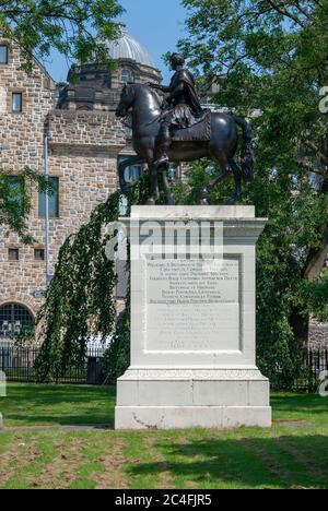 King William Billy of Orange auf einer Pferdesstatue Glasgow Schottland Vereinigtes Königreich Ansicht der linken Seite von 1735 Bronze Metall Reiterstatue auf weißen s Stockfoto