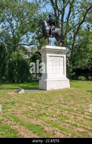 King William Billy of Orange auf einer Pferdesstatue Glasgow Schottland Vereinigtes Königreich Ansicht der linken Seite von 1735 Bronze Metall Reiterstatue auf weißen s Stockfoto