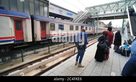 Ankara, Türkei - 9. Januar 2020: Ankara Bahnhof mit Fahrgästen und einem vorbeifahrenden Zug. Stockfoto