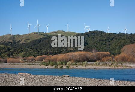 Blick auf den Windpark Te Apiti auf den Ruahine Ranges. Stockfoto