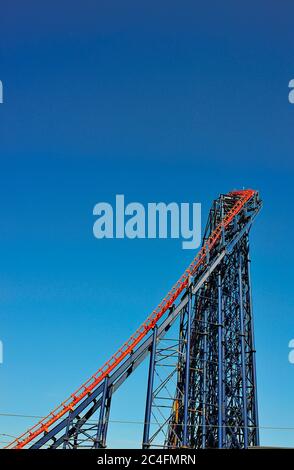 Die rot-blau lackierte Struktur der Big One Achterbahn im Sommer gegen den Himmel Stockfoto