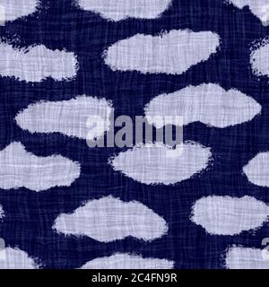 Nahtlose indigo gefärbte Bandana Textur. Blau dunkel gewebte Baumwolle Effekt Hintergrund. Wiederholen Sie indonesische Batik Resist Muster. Weißer Block gedruckt vintage Stockfoto